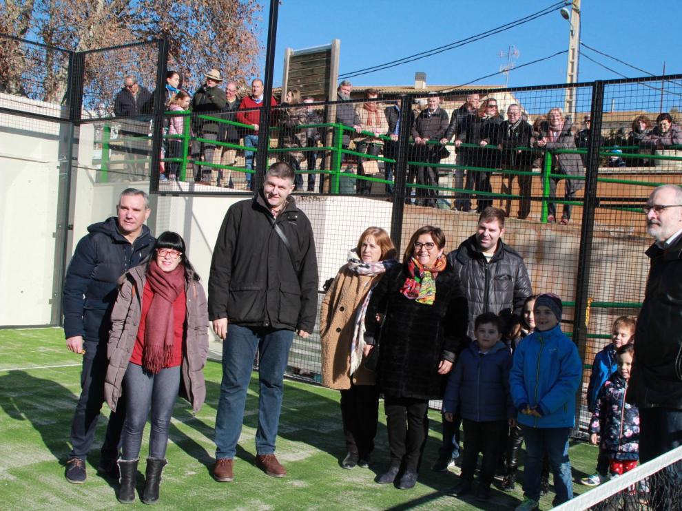 Los vecinos de Pomar estrenan una pista de pádel que "da vida al pueblo y fomenta el deporte"