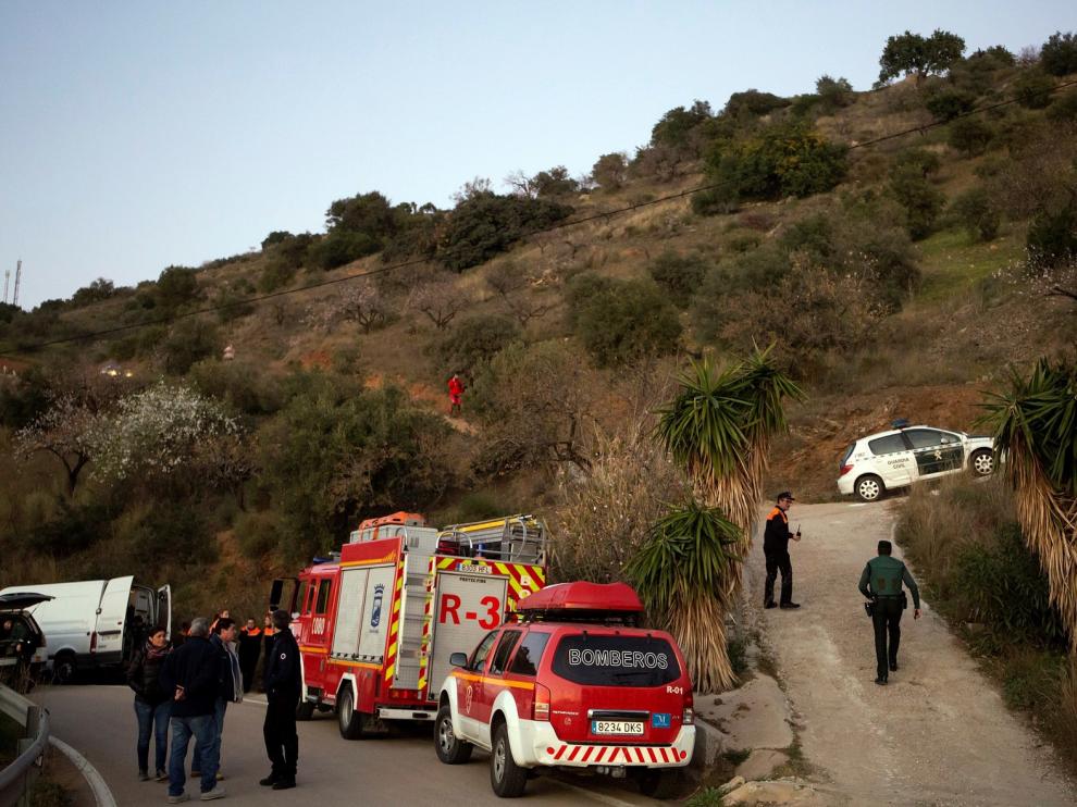 Siguen sin localizar al niño que cayó a un pozo en Málaga tras 17 horas de trabajos