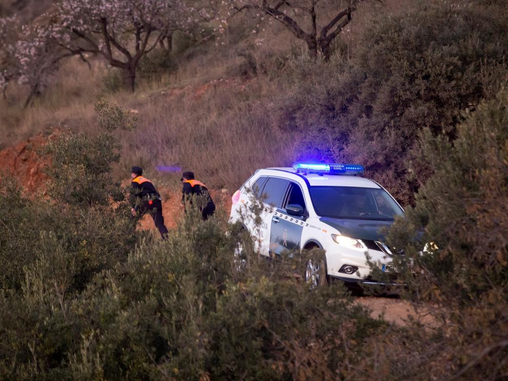 Hallan un bolsa de chucherías del niño de dos años que cayó en un pozo y continúan labores de rescate