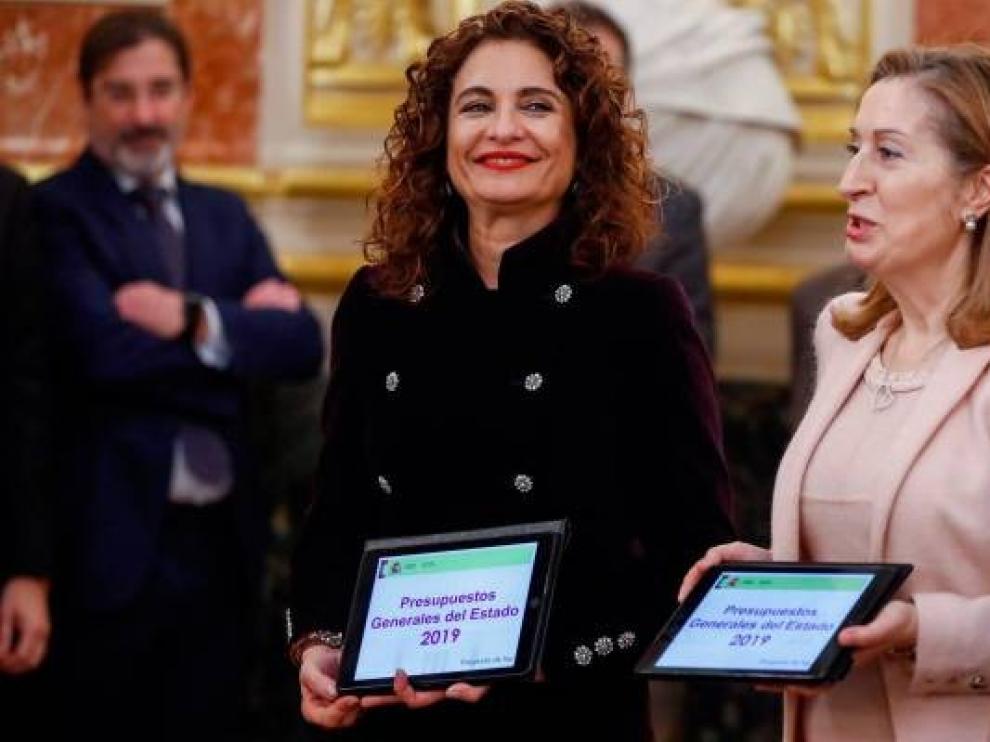 Montero entrega en el Congreso los Presupuestos de 2019