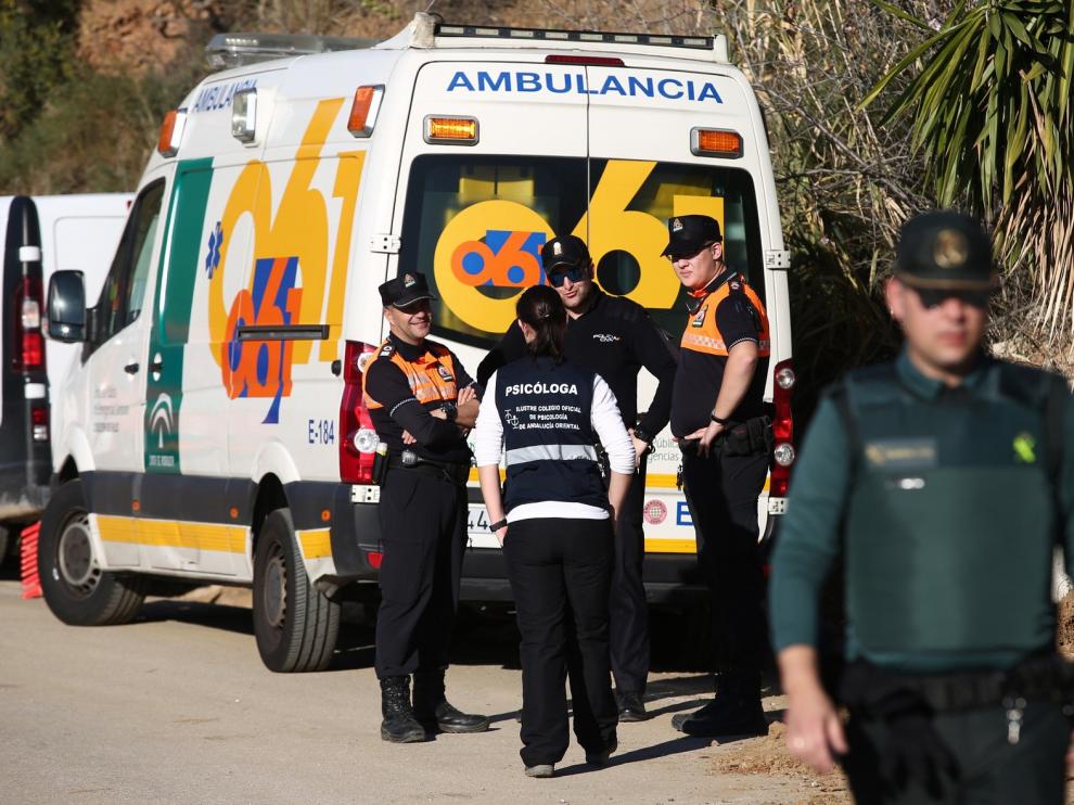 Comienzan a abrir un tunel lateral para llegar al niño en el pozo de Totalán