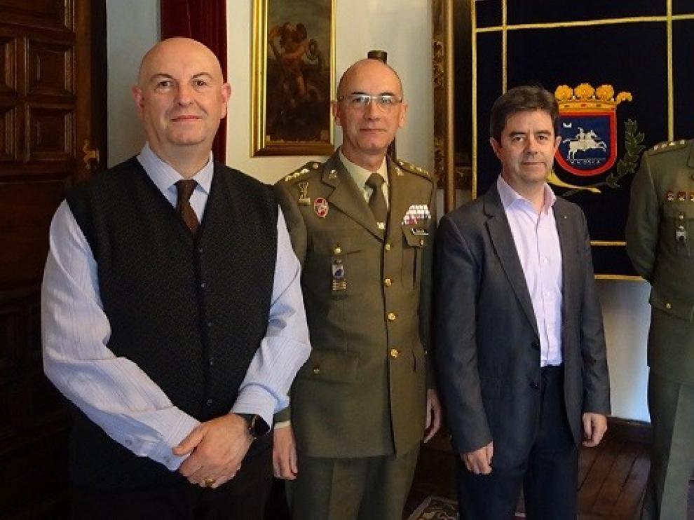 Primera visita oficial a Huesca del nuevo delegado de Defensa en Aragón, el coronel Conrado José Cebollero