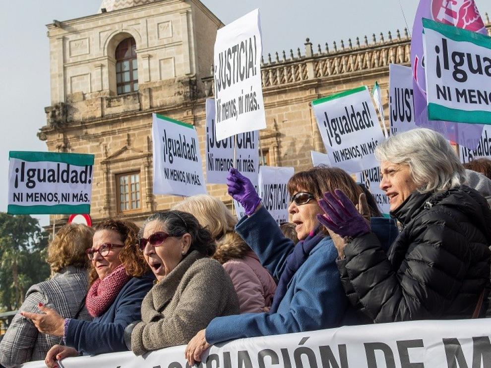 Miles de personas se concentran ante el Parlamento andaluz con gritos de "fuera fascistas"