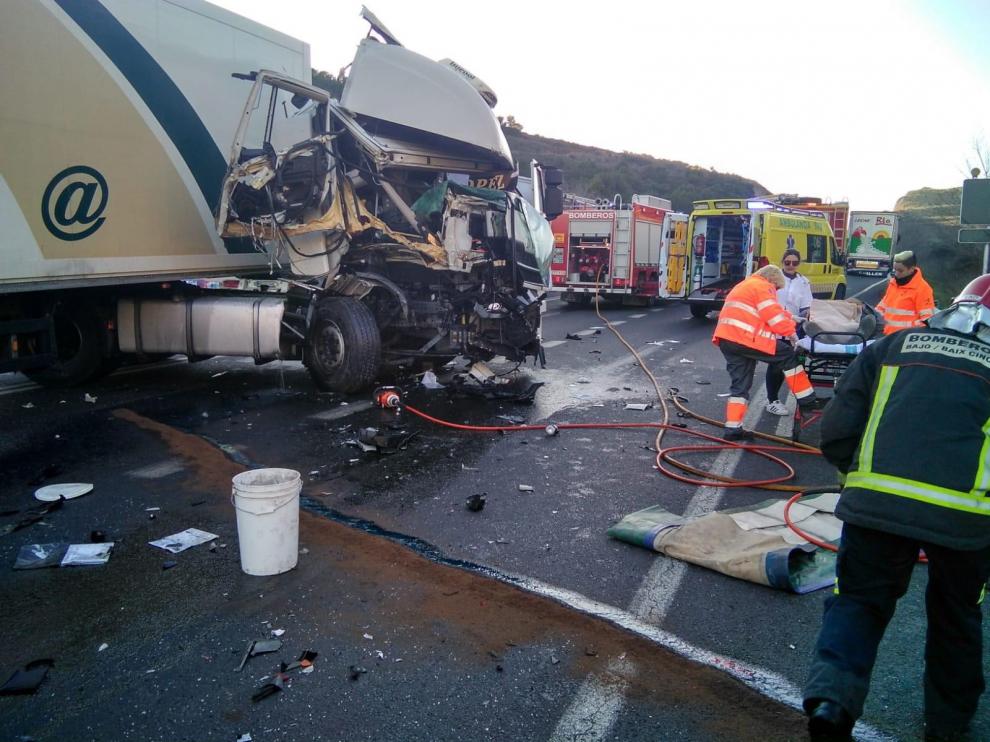 Un hombre resulta herido al chocar dos camiones en la N-II en Fraga