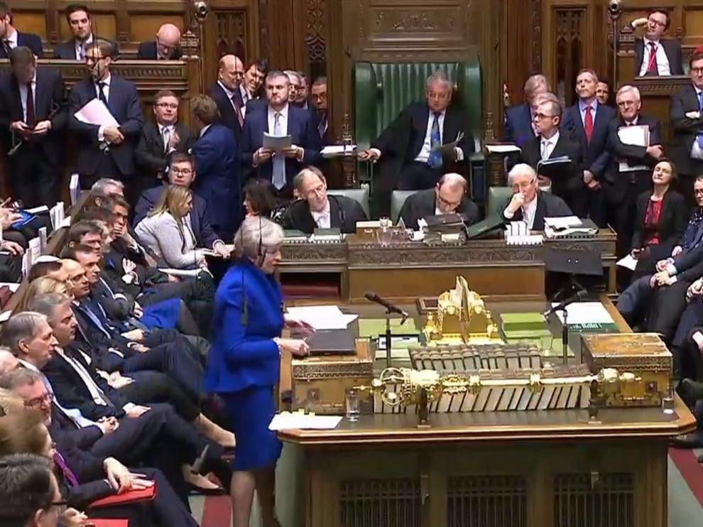 May supera por solo 19 votos la moción de censura de Corbyn