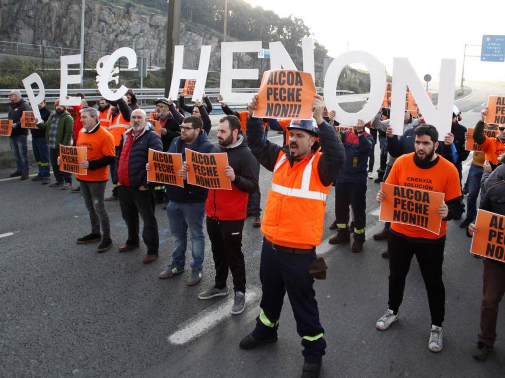 Los trabajadores de Alcoa ganan seis meses más en la empresa