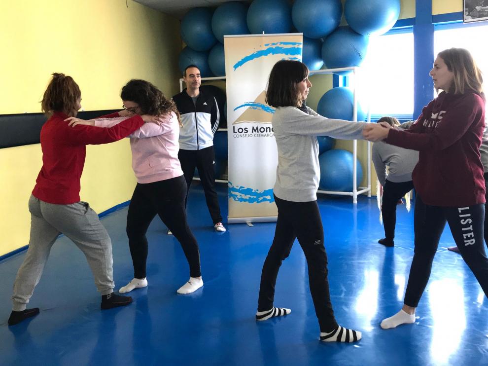 Las mujeres de Monegros entrenan su defensa personal
