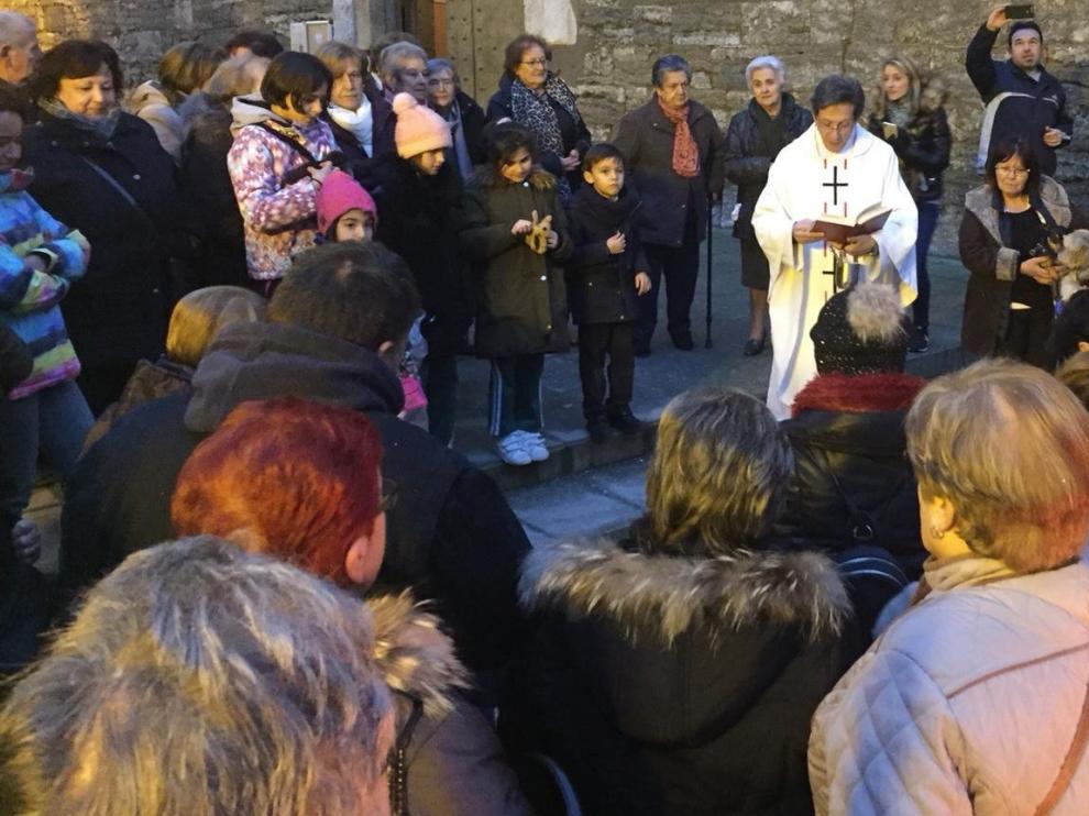 San Esteban de Litera celebra San Antonio, con bendición de animales, hoguera y bocadillos