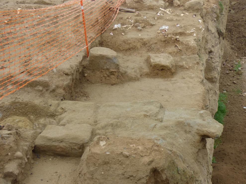 Piden que se paralice una obra por el hallazgo de un lienzo de muralla en Barbastro