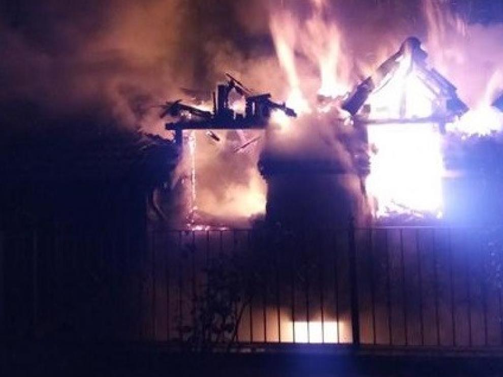 Un incendio arrasa el tejado y el interior de una vivienda de la pedanía jaquesa de Guasillo