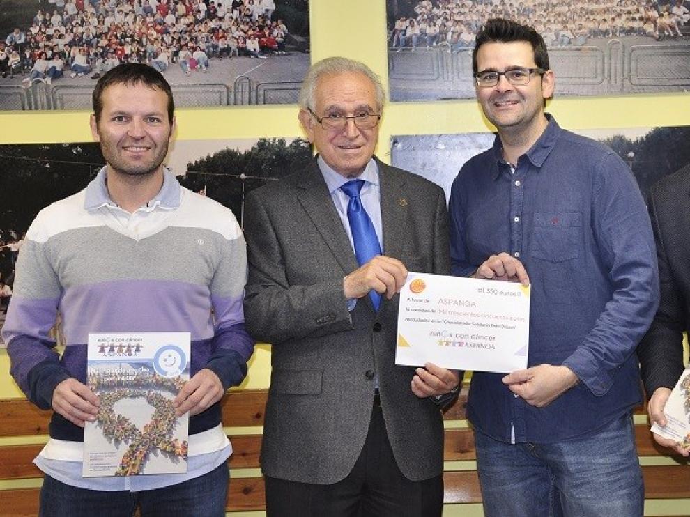 La peña Enta Debán de Jaca entrega 1.350 euros a Aspanoa
