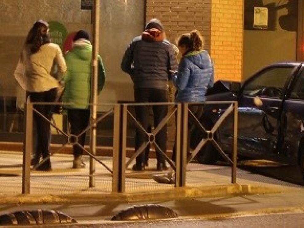 Un vehículo termina empotrado en una fachada en la calle José Gil Cávez