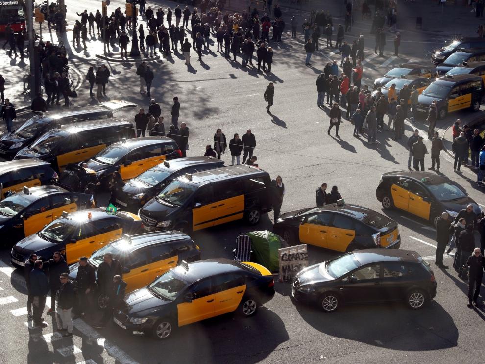 La huelga de taxistas bloquea la Gran Vía de Barcelona
