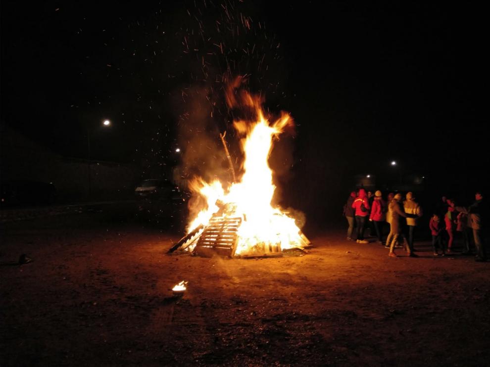 Lanaja honra a San Sebastián con fuego, música, deporte y roscón
