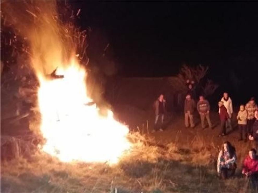Vecinos de Sabiñánigo y su municipio se reunieron en torno al fuego para una fiesta con gran seguimiento popular