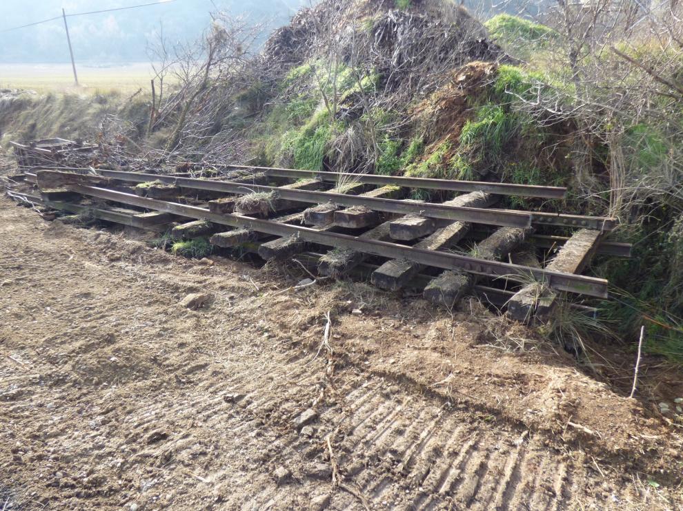 Adif inicia la retirada de traviesas y tramos de vía férrea del antiguo ramal Selgua-Barbastro