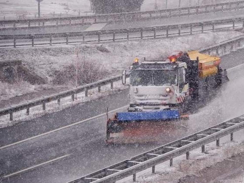 DGT tiene todo listo ante la previsión de nevadas y pide planificar el viaje