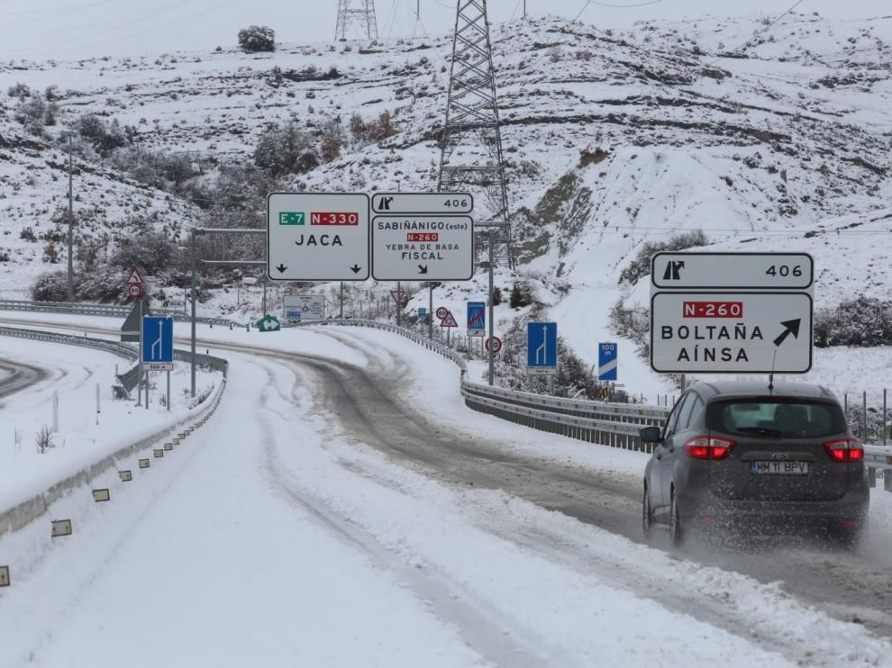 La primera gran nevada del invierno cierra tres puertos de montaña en Huesca