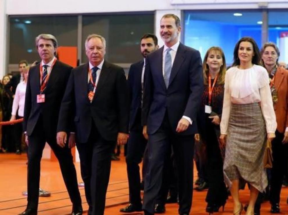 Los Reyes brindan su apoyo a Fitur en una inauguración que no se ha visto deslucida por la protesta de los taxistas