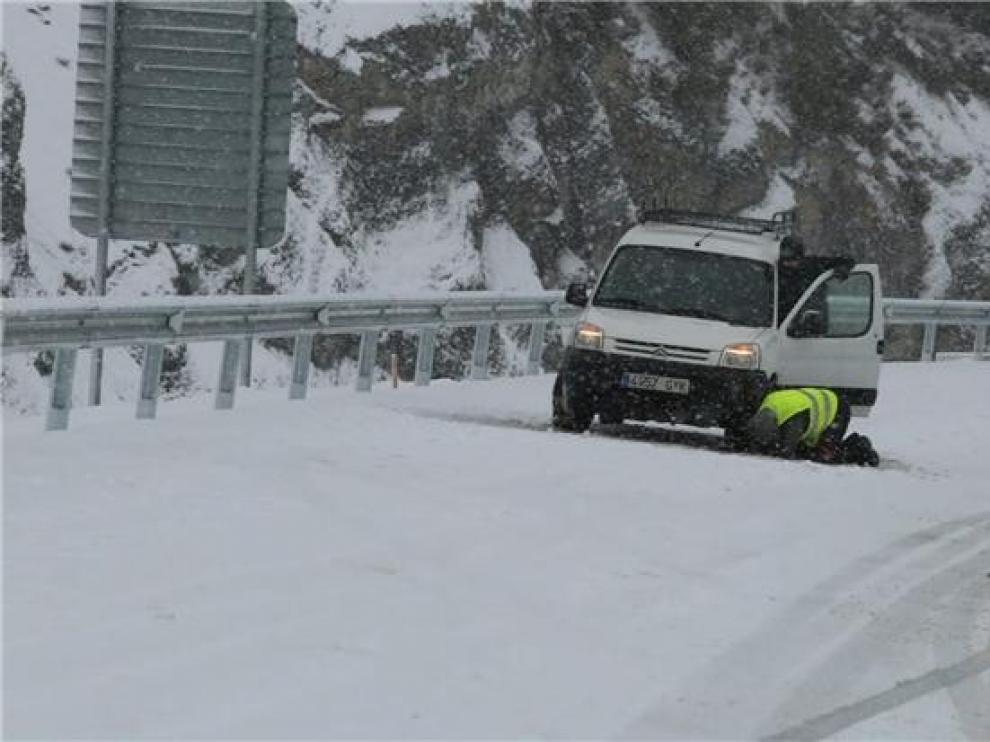 La nieve sigue alterando la normalidad en el norte de la provincia de Huesca y todavía son necesarias las cadenas en muchos tramos carreteros