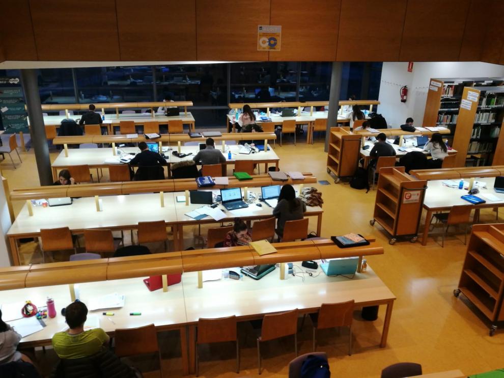 Las bibliotecas de Huesca se llenan durante los exámenes