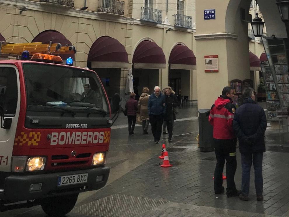 Los Bomberos de Huesca intervienen ante la caída de cristales en los Porches de Galicia