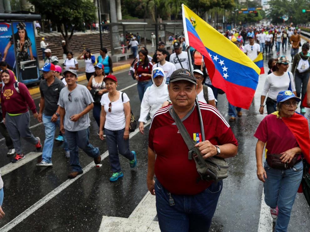 El Gobierno "ilegítimo" de Maduro se tambalea