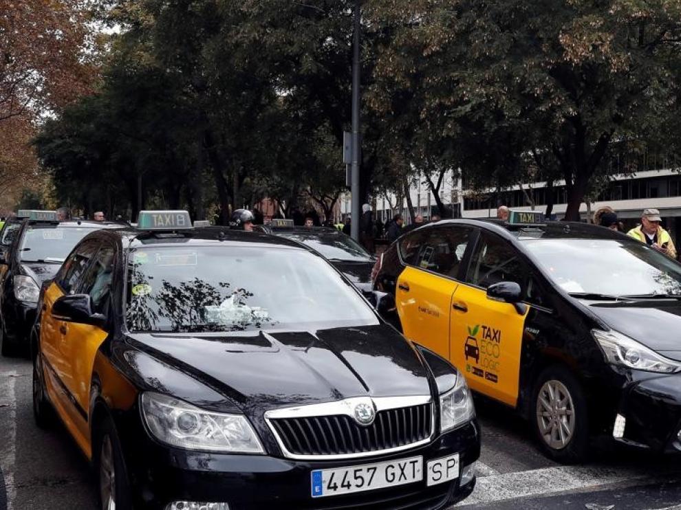 Los taxistas de Barcelona ponen fin a la huelga en un clima de división