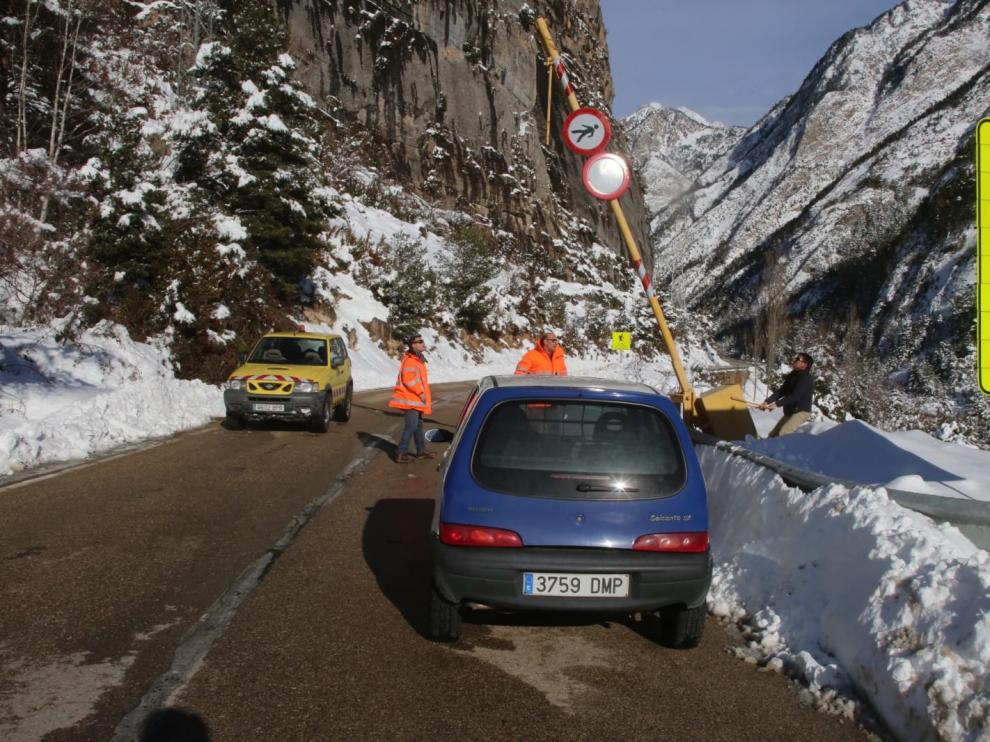 Reabiertos dos de los tres puertos de montaña cerrados por la nieve en la provincia