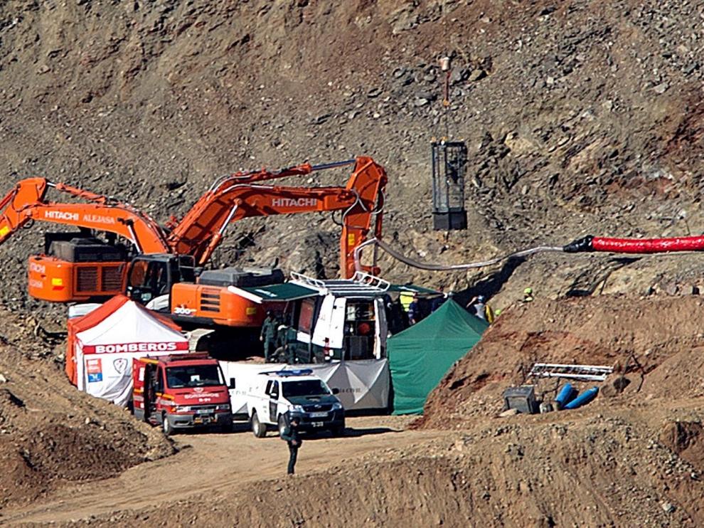 Los mineros entran en el túnel para excavar una galería y rescatar a Julen