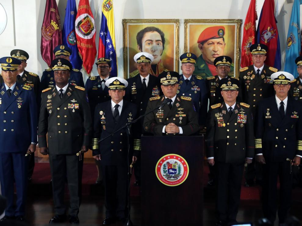 Los gobernadores chavistas y los militares respaldan a Maduro