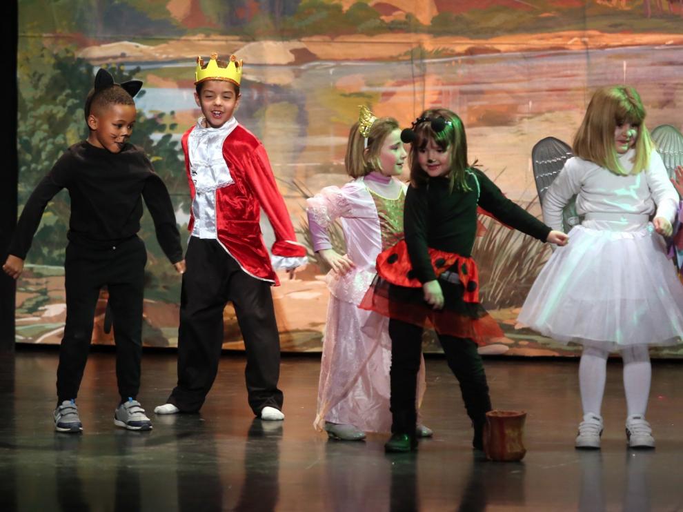 La magia del teatro infantil llena en Huesca de alegría el teatro de los Salesianos