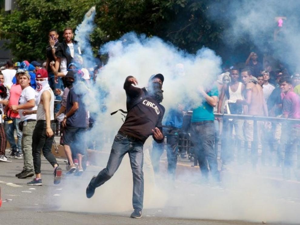 El Gobierno de Estados Unidos evacúa de Venezuela a su personal no esencial