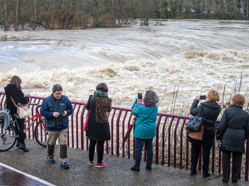 La crecida ordinaria del Ebro llega este lunes a la capital aragonesa