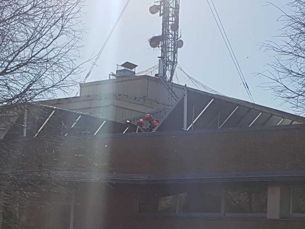 El viento arranca parte del tejado de la piscina cubierta de Fraga