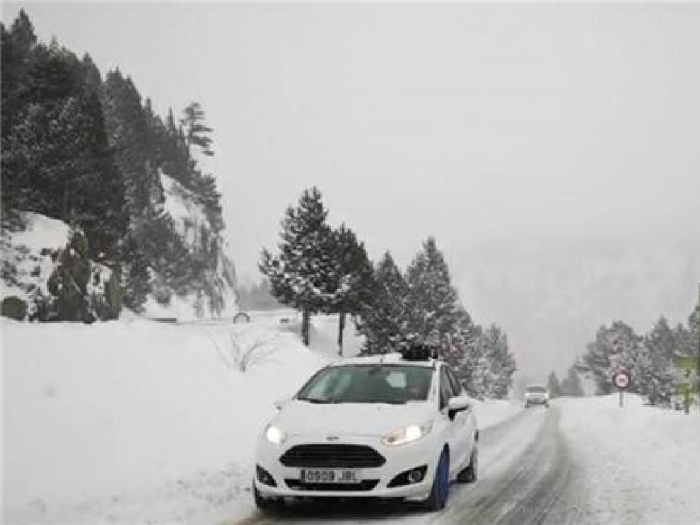El temporal de nieve obliga a evacuar a cerca de 60 pasajeros del "canfranero"