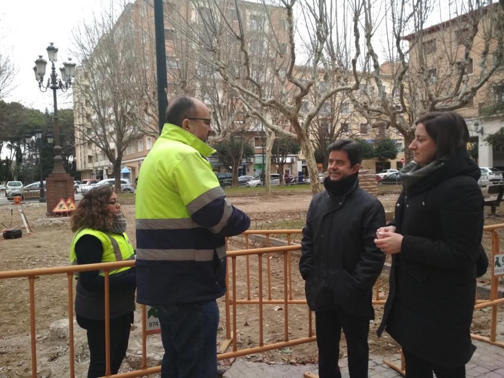 Avanzan las obras para sustituir el pavimiento de la plaza Cervantes de Huesca