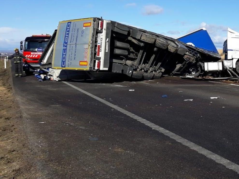 Un vehículo articulado sufre un accidente en la A-22 a su paso por el término de Monzón