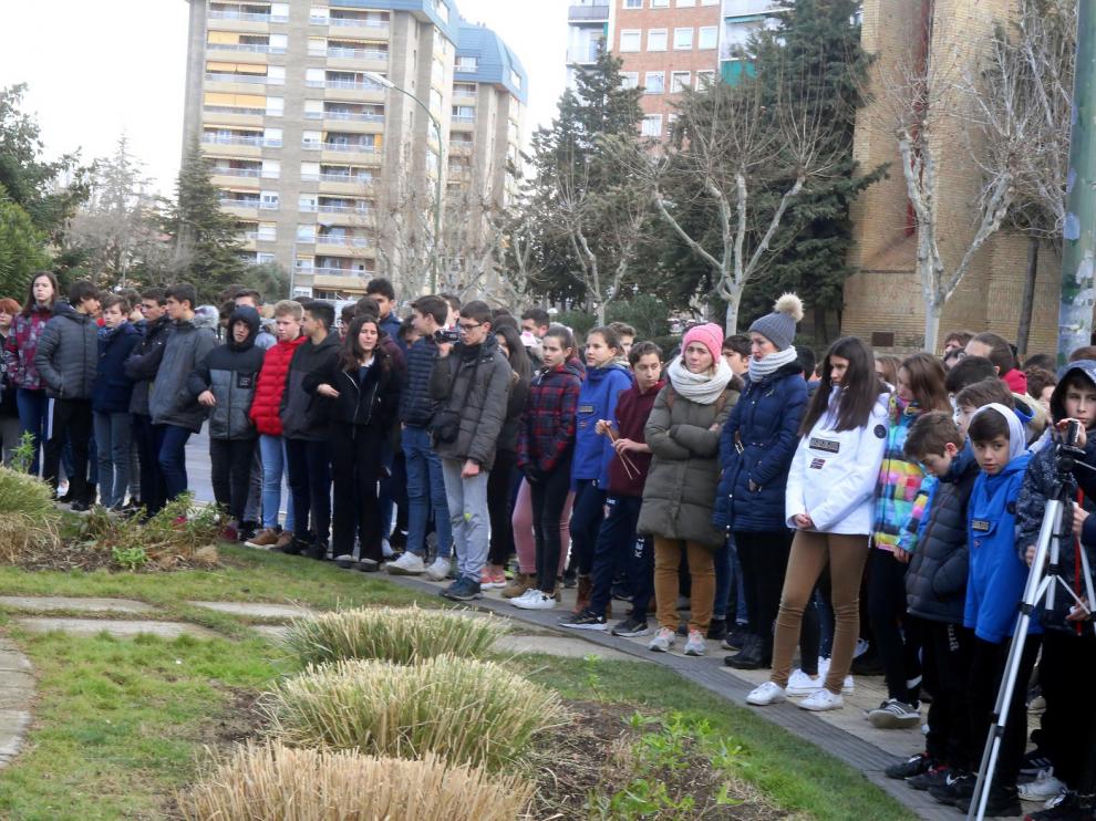Los escolares de Huesca plantan una “bandera blanca” contra el odio y la violencia
