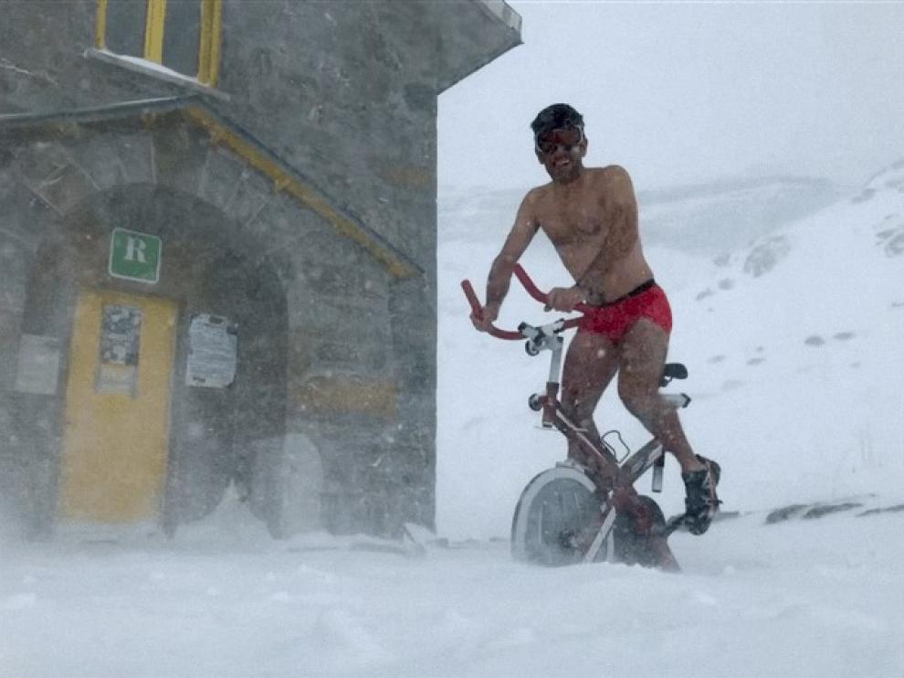 A 15 grados bajo cero, en gayumbos y aislados: el humor puede con la rutina en el Refugio de Góriz