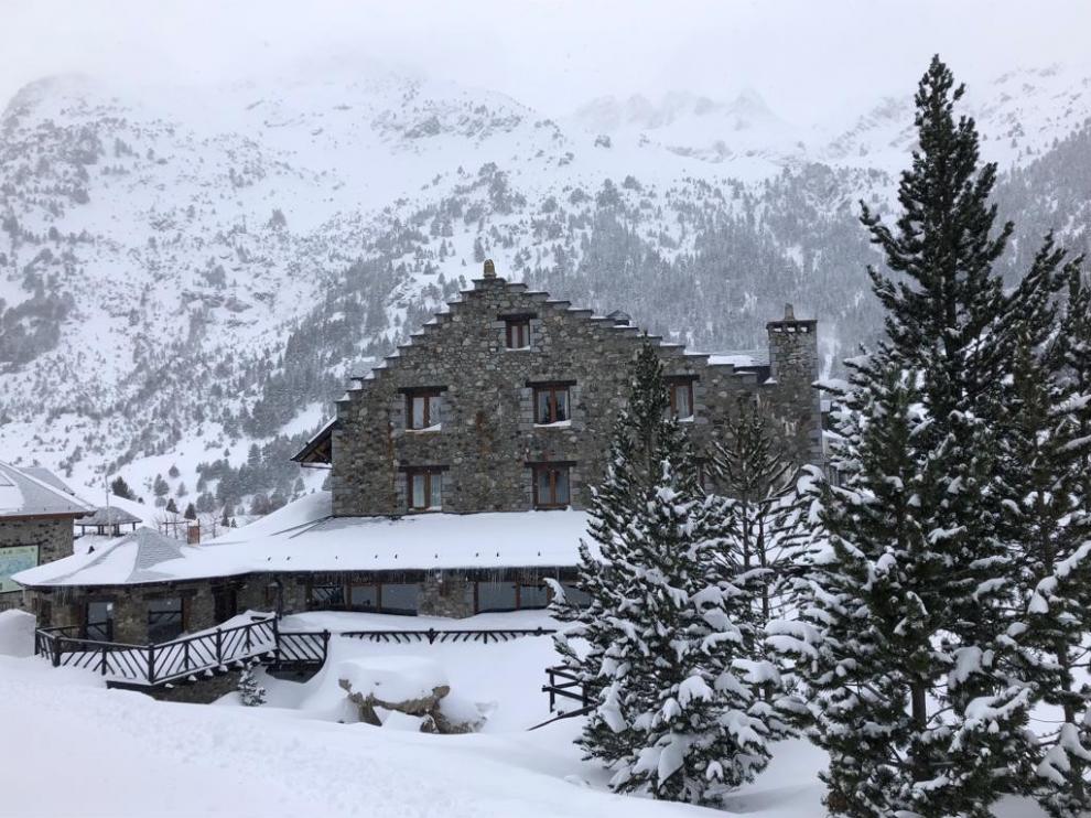 La nieve deja 110 escolares sin clase y mantiene este jueves cerrados el Portalet y el puerto del Somport