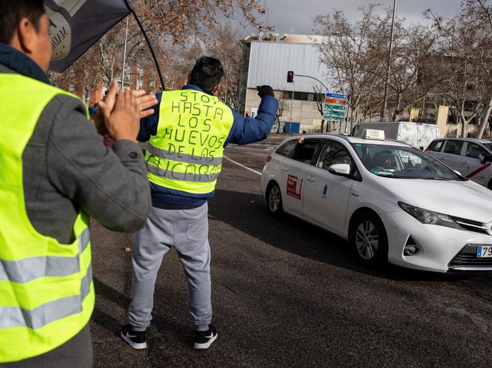 El decreto del "Govern" lleva a Uber y Cabify a dejar Barcelona