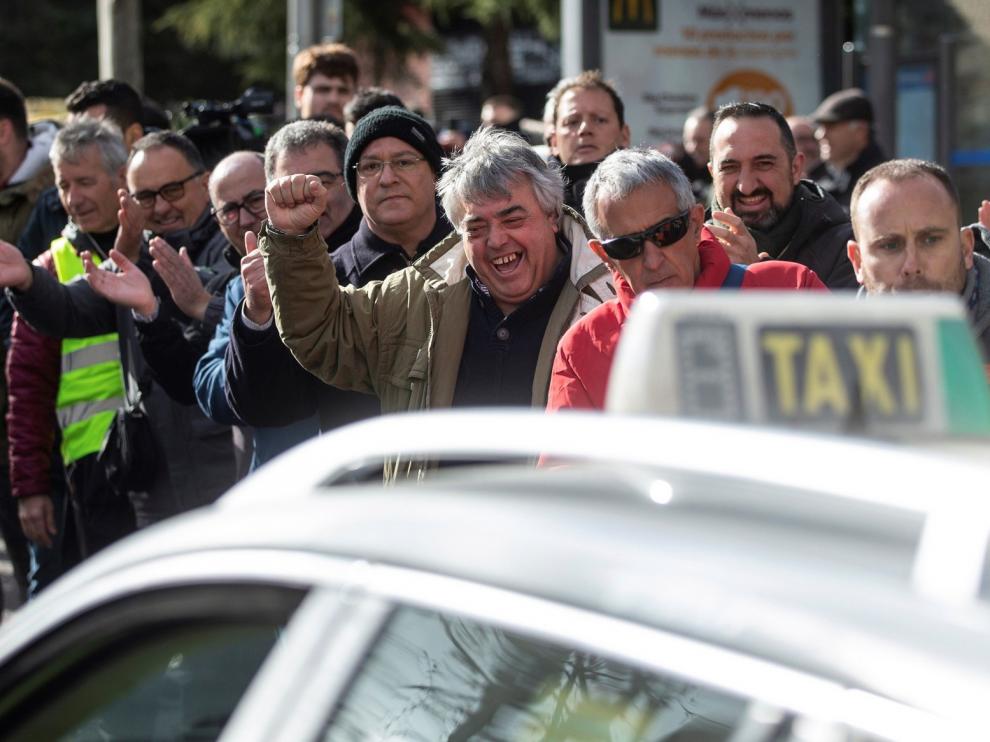 Madrid rechaza la "vía Colau" para conseguir la contratación previa de VTC