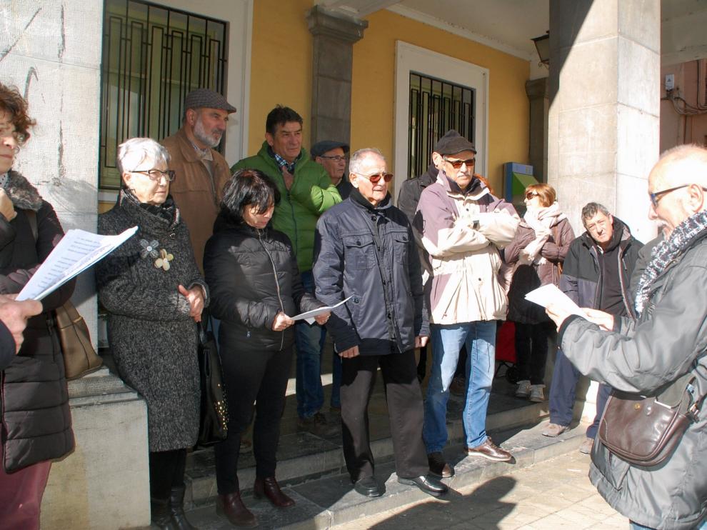 Un concurrido grupo de pensionistas se concentra en la plaza de España de Sariñena