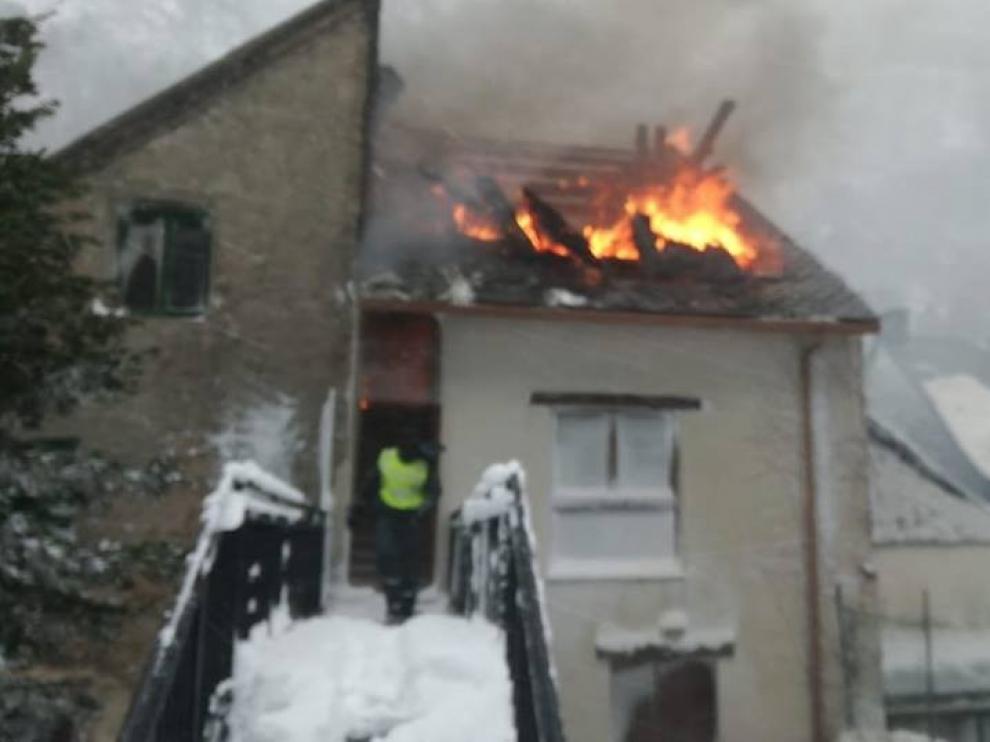 Un incendio en Canfranc Pueblo obliga a desalojar a 30 personas