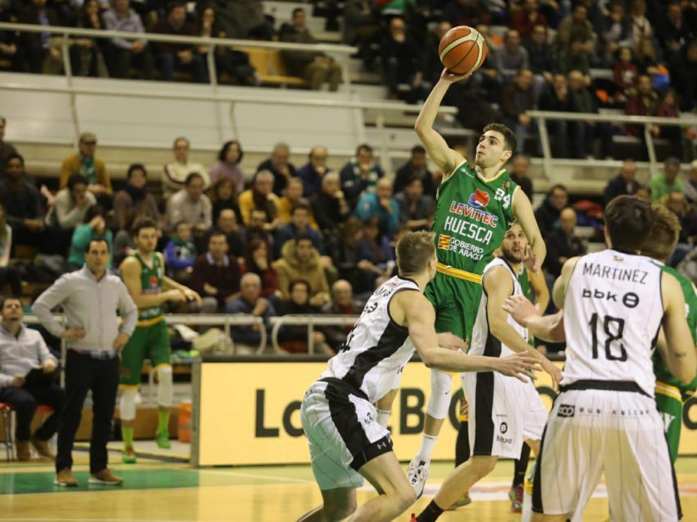 Bilbao se exhibe con su arsenal en Huesca (61-74)