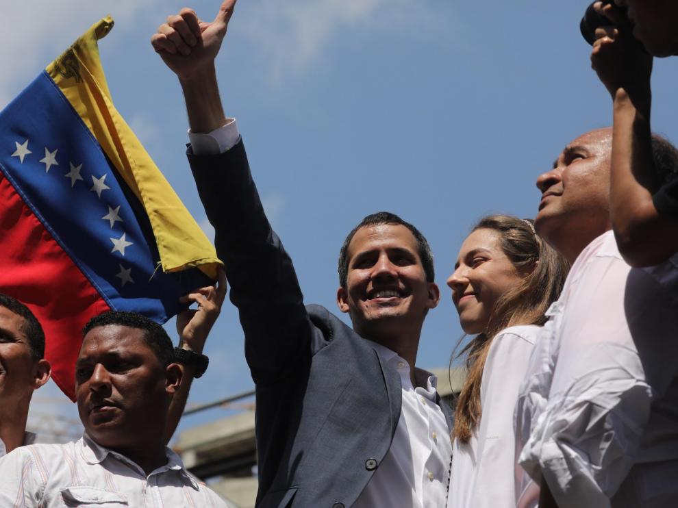 El presidente interino Guaidó exhibe músculo en las calles frente a Maduro