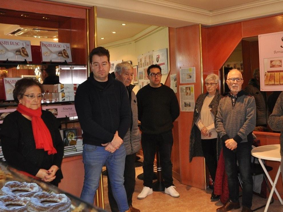 La bendición de roscones endulza la festividad de San Blas en Sariñena