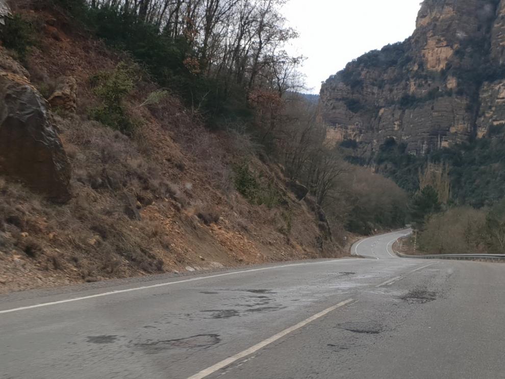 El temporal agrava el estado de la carretera A-139 en la zona de Santaliestra