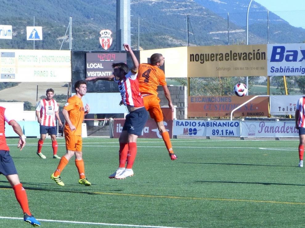 Un minuto le basta al Sabiñánigo para volver a sonreír y salir de abajo